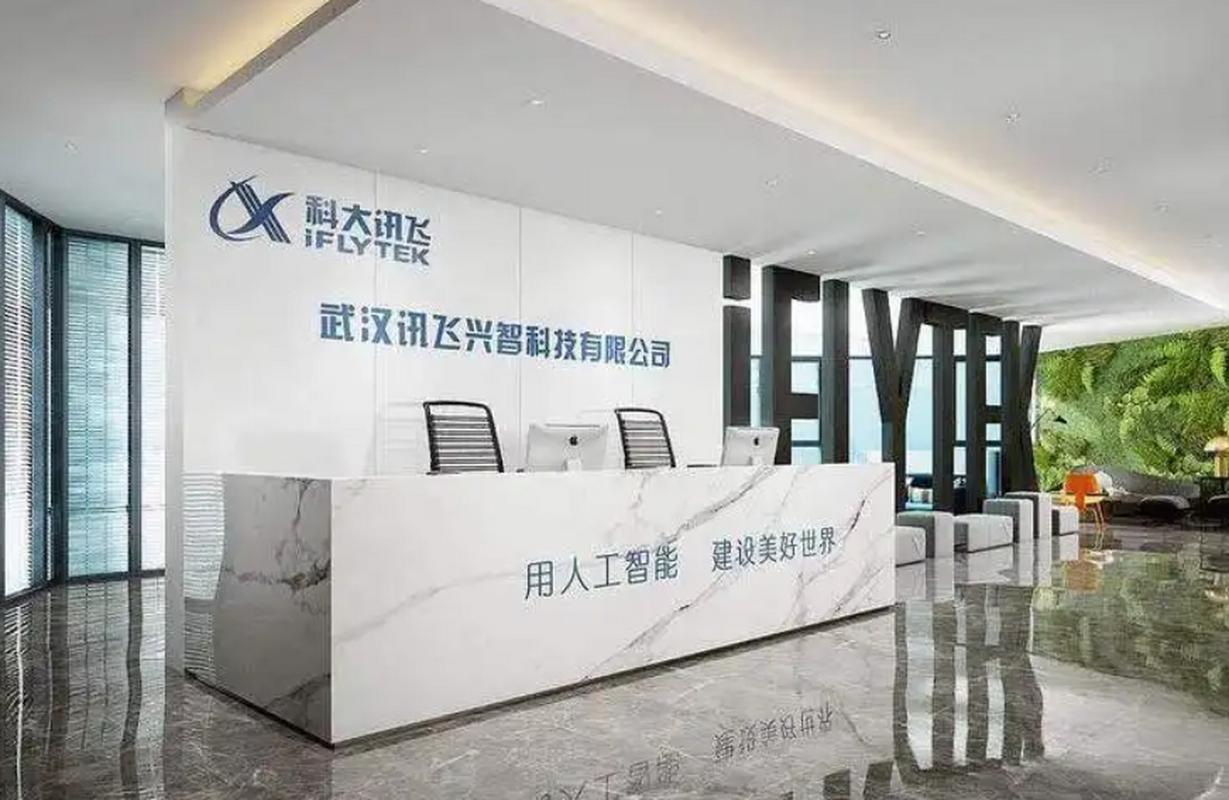 武汉东湖高新区聚集了2000多家互联网企业,涉及人工智能,智能硬件等